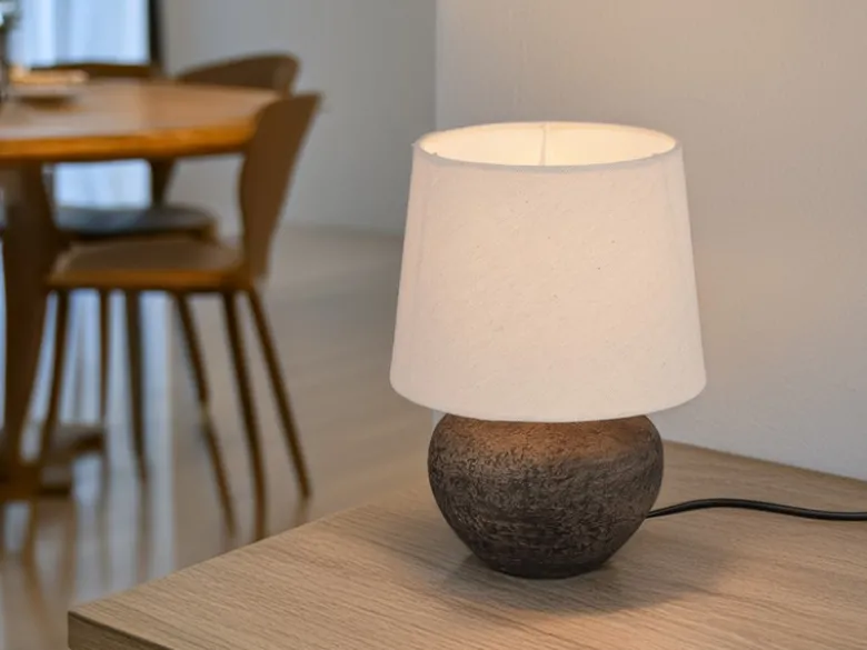 Rustikale Keramik Tischleuchte LOU Braun Stoffschirm in Beige, Höhe 25cm