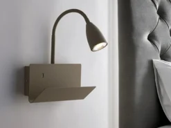 Schwanenhals Leselampe GULP Braun mit Ablage & USB-Ladefunktion, B. 23cm