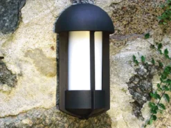 Schwarze Aluminium Wandleuchte TYR, E27, opales Acryglas, IP23