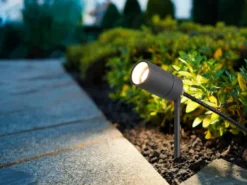 Schwenkbarer LED Gartenstrahler mit Erdspieß & 2 Meter Anschlusskabel Ø 5cm