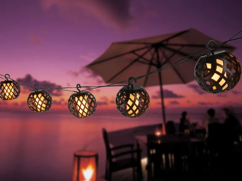 Solarbetriebene LED Outdoor Lichterkette mit 8 Kugeln, Länge 4,1 Meter