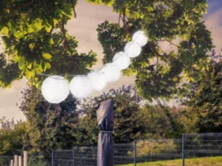 Solarbetriebene LED Outdoor Lichterkette mit 10 weißen Lampions, Länge 3 Meter