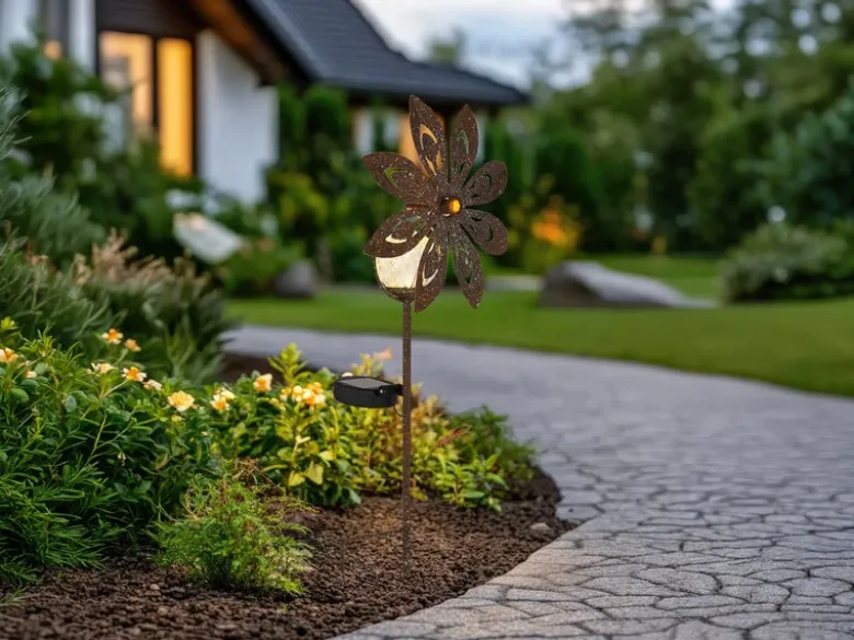 Solar Gartenstecker Windspiel aus Metall mit Erdspieß in Rostoptik, Höhe 50cm