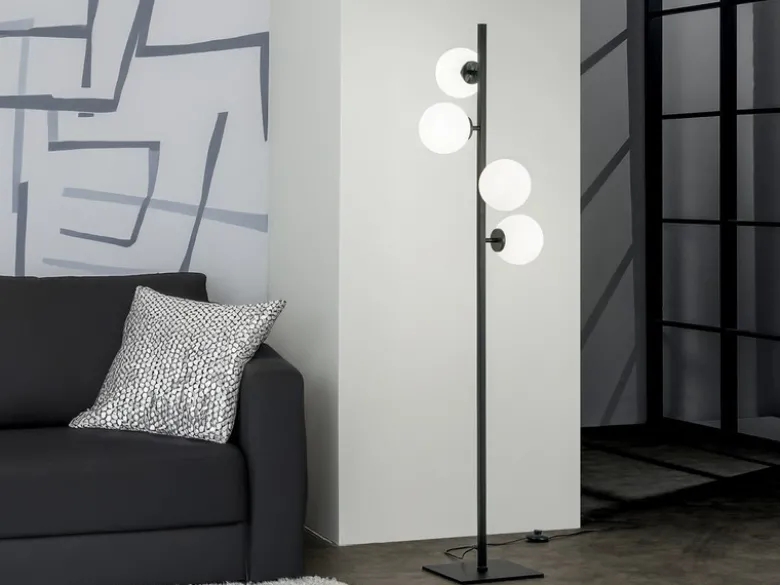 Stehlampe ENOIRE 4-flammig Schwarz mit Glaskugeln in Opalweiß, Höhe 150cm