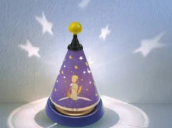 Tischlampe Carrousel KLEINER PRINZ projiziert Mond und Sterne ins Kinderzimmer