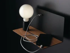 USB Wandleuchte FLASH Schwarz mit verstellbarer Lampe, Ladefunktion & Ablage