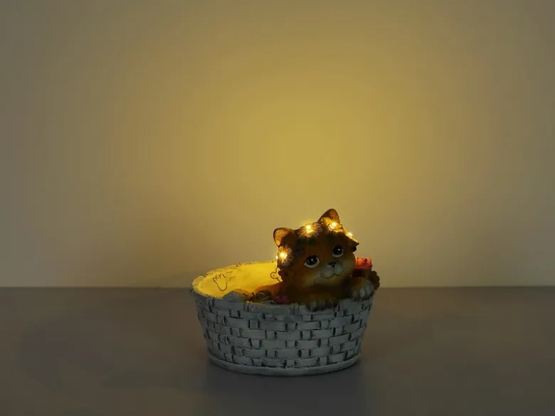Verspielte LED Deko Solarleuchte Katze und Blumen im Korb, Höhe 15cm