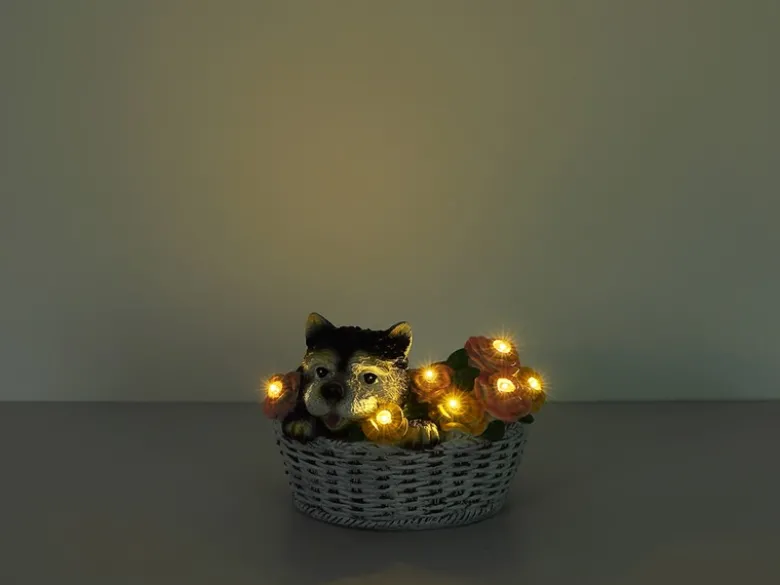 Verspielte LED Deko Solarleuchte Hund und Blumen im Korb, Höhe 13,5cm