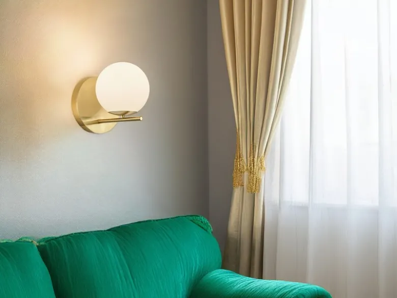 Wandlampe PURE mit Schalter, Kabel und Stecker, Glaskugel Weiß, Höhe 21cm