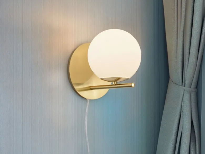 Wandlampe PURE mit Schalter, Kabel und Stecker, Glaskugel Weiß, Höhe 21cm