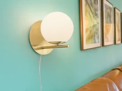 Wandlampe PURE mit Schalter, Kabel und Stecker, Glaskugel Weiß, Höhe 21cm