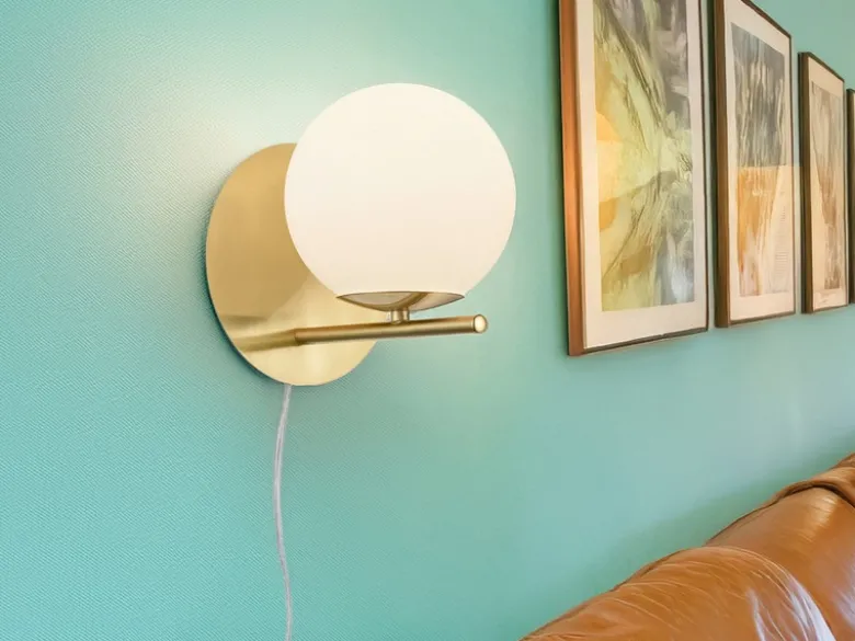Wandlampe PURE mit Schalter, Kabel und Stecker, Glaskugel Weiß, Höhe 21cm