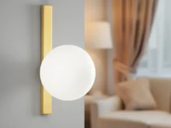 Wandleuchte ENOIRE 1-flammig Gold mit Glaskugel Opalweiß, Höhe 28cm
