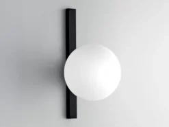 Wandleuchte ENOIRE 1-flammig Schwarz mit Glaskugel Opalweiß, Höhe 28cm