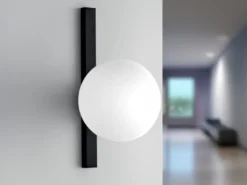 Wandleuchte ENOIRE 1-flammig Schwarz mit Glaskugel Opalweiß, Höhe 28cm